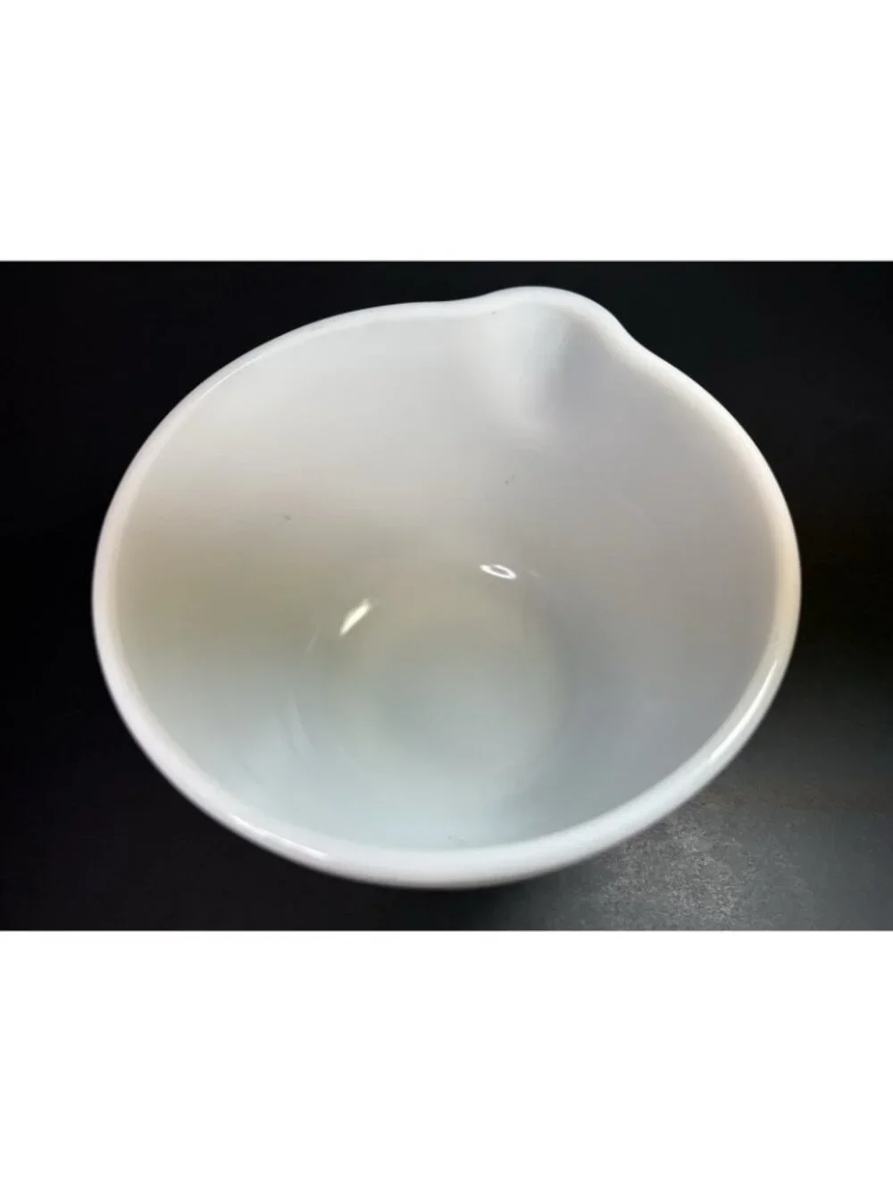 PYREX White Milk Glass Hamilton Beach Ribbed Mixing Bowl #4 W/Spout 1 QT